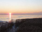 Winterurlaub auf Usedom: Sonnenuntergang ber dem Achterwasser nahe des Bernsteinbades Loddin.