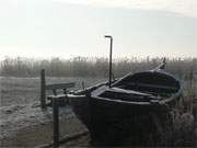 Gepudert: Mit Rauhreif berzogen ist das alte Fischerboot am Achterwasserhafen des Bernsteinbades Zempin.