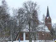 Direkt am Hafen: Die Dorfkirche von Krummin auf Usedom.