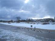 Es wird Schnee fallen: Dunkle Wolken ber der Strandpromenade des Usedomer Ostseebades Ahlbeck.