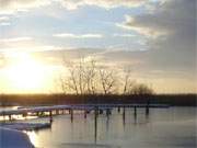 Usedomer Winteridyll: Abendsonne ber dem Achterwasserhafen von Loddin.