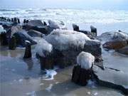 Winter an der Ostsee: Schon hat die Sonne genug Kraft, das letzte Eis zu schmelzen.