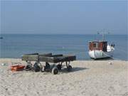 Lebendige Tradition auf Usedom: Fischerboot am Ostseestrand des Bernsteinbades Koserow.