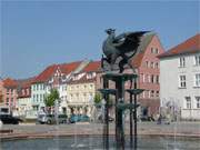Anklamer Rathausplatz: Brunnen mit Greif.