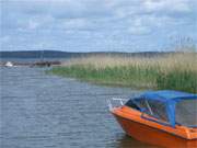 Achterwasserhafen: Ein Sportboot im Hafen von Grssow auf dem Lieper Winkel der Insel Usedom.