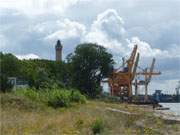 Handelshafen Swinemnde: Der Leuchtturm im Hintergrund ist der hchste an der Ostseekste.