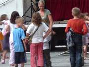 Kurplatz des Ostseebades Koserow: Kindervergngen beim Seebrckenfest.