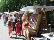 Trotz idealem Strandwetter gut besucht: Der traditionelle Tpfermarkt in Klpinsee.