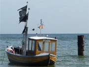 Ostseestrand von ckeritz: Ein Fischerboot verweist auf traditionellen Usedomer Erwerb.