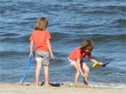 Spa und Spiel am Usedomer Ostseestrand: Spielende Kinder am Strand von Stubbenfelde-