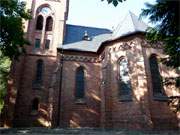 Neogotik am Peenetal: Die Dorfkirche von Stolpe zwischen Jarmen und Anklam.