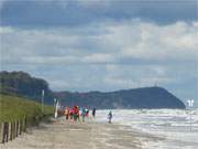 Strandspaziergang im Oktober: Bei krftigem Wind finden sich viele Spaziergnger am Usedomer Ostseestrand ein.