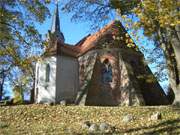 Blätter fallen: Die Krumminer Kirche am Hafen.