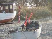Winterruhe: Fischerboote am Ostseestrand der Insel Usedom.