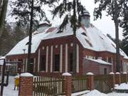 Mit Trmchen: Das alte Swinemnder Wasserwerk im Schnee.