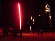 Gedrnge am Strand von Klpinsee: Das Feuerwerk zum Jahreswechsel beginnt.