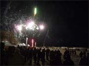 Ostseewellen und Feuerwerk: Viele Menschen feiern das Jahr 2010 am Ostseestrand.17:01 04.01.2010