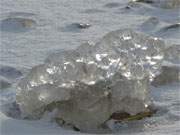 Lange, kalte Nchte haben die ersten Eisschollen am Usedomer Strand erzeugt.