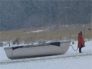 Sturmwarnung: Am Ostseestrand von Klpinsee wird ein Fischerboot eingeholt.