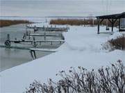 Auch am Hafenbecken des Loddiner Achterwasserhafens hat sich der Schnee aufgetrmt.