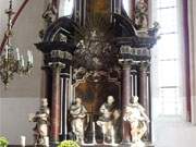 Lndlicher Barock: Altar der Kirche in Lassan.