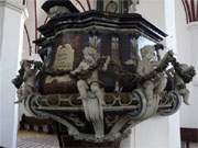 Prachtvoll geschmckt: Die Kanzel in der Lassaner Kirche.