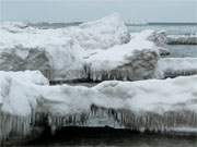 Jeden Tag ein anderes Bild: Eisberge am Strand von Kölpinsee.