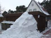 Bis zum Dach: Schneelager auf dem Steinbock-Ferienhof in Kölpinsee.