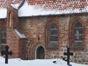Bis zur Höhe der Feldsteinmauer liegt der Schnee an der Koserower Dorfkirche.