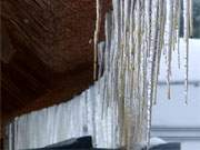 Erstes Tauwetter: Imposante Galerien von Eiszapfen bilden sich an den vielen Rohrdächern in Zempin.