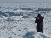 Ein Fest für jeden Fotografen: Strahlender Sonnenschein über einem vereisten Ostseestrand.