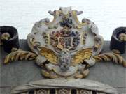 Wappen, Relief und Rollwerk: Restaurierungsarbeiten im Seitenschiff von Sankt Marien in Greifswald.