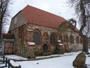 Kraftvolle Dorfkirche: Die romanische, turmlose Kirche in Liepe auf dem Lieper Winkel.