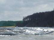 Blick ber den Ostseestrand: Eiswellen am Strand von Klpinsee.