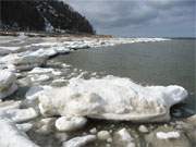 Aufgetaute Ostsee bei Koserow: Noch immer dmpeln zahllose Eisschollen auf der Ostsee.