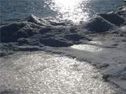 Texturen: Ostseewasser und verschiedene Eisgebilde im Gegenlicht der Morgensonne.