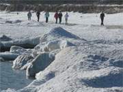 Strandwanderer: Der breite Ostseestrand von Swinemnde ist auch im Winter wunderschn.