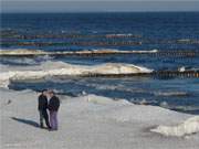 Am Strand von Koserow: Die Usedomer Fischer knnen wegen Eisschollen nicht auf die See.