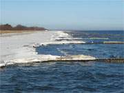 Winterende: Noch immer ist der Strand zwischen Koserow und Zempin unter einem Eispanzer verborgen.