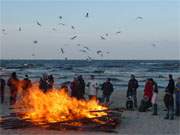 Die Mwen kommen: Das Osterfeuer am Klpinseer Ostseestrand brennt langsam nieder.