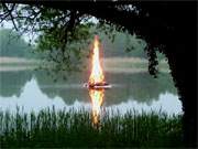 Feuer und Wasser: Mitten auf dem Klpinsee brennt das von den Fackelschwimmern entzndete Pfingstfeuer.