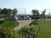 Ein Idyll am Achterwasser: Der kleine Fischer- und Sportboothafen von Loddin.