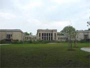Verlassen und verwahrlost: Im Ostseebad Zinnowitz harrt das Kulturhaus einer Sanierung und Nutzung.