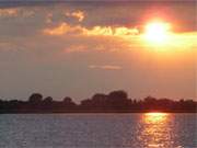 Nepperminer See: Sonnenuntergang ber dem Achterwasser nahe der Insel Usedom.