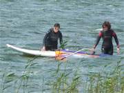 Surfkurs: Das Achterwasser bei Usedom ist ein ideales Wassersport-Gebiet zum Surfen-Lernen.