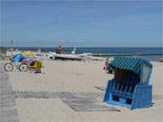 Badesaison auf der Insel Usedom: Der breite Sandstrand des Bernsteinbades Koserow.