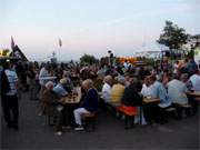 Vor dem Feuerwerk: Seebrckenfest im Bernsteinbad Koserow auf der Insel Usedom.