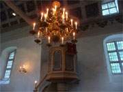 Atmosphre: Kerzenleuchter in der Dorfkirche zu Benz auf der Insel Usedom.