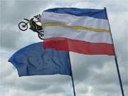 Der europäische Gedanke: Fliegender Motocross-Pilot bei Wolgast.