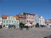 Zentrum von Ueckermünde ist der historische Marktplatz mit seinen Brunnen.